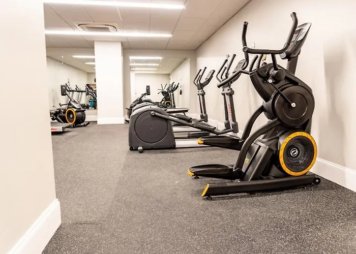 Hostwise - The Washington At Chatham - Free Parking, Private Gym, Skyline Views! Apartment *